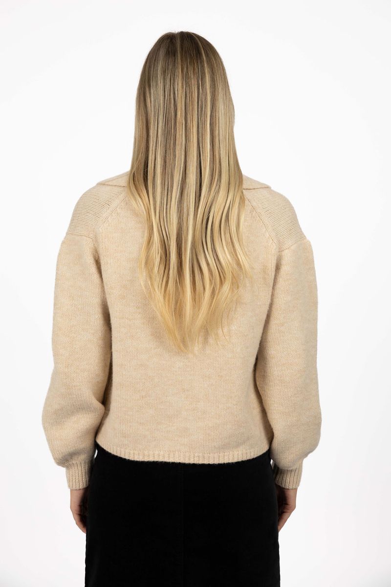 closure  

Model in studio wearing Liana Cardi in Oat, close-up back view  v
