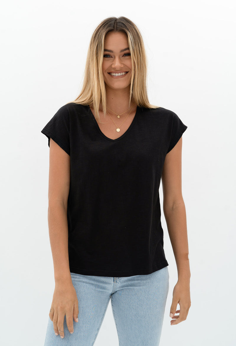 MUST HAVE V NECK TEE SS23