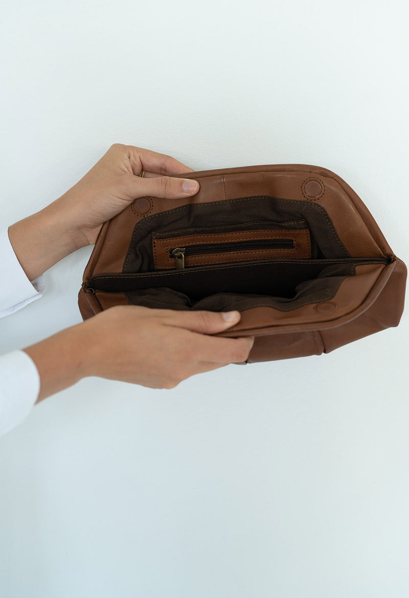JUJU & CO PLEATED CLUTCH - COGNAC