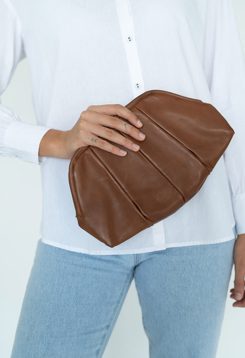 JUJU & CO PLEATED CLUTCH - COGNAC